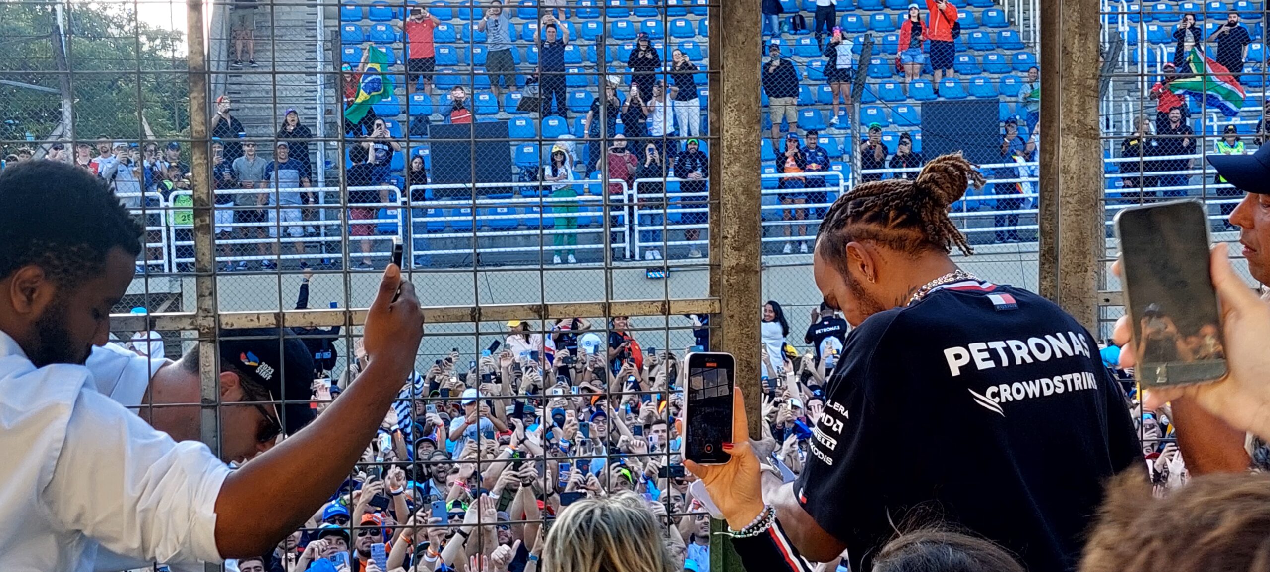 F1: Hamilton repete gesto e marca presença para público em Interlagos