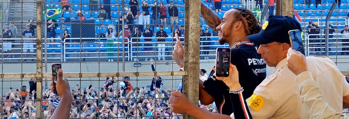 F1: Hamilton repete gesto e marca presença para público em Interlagos