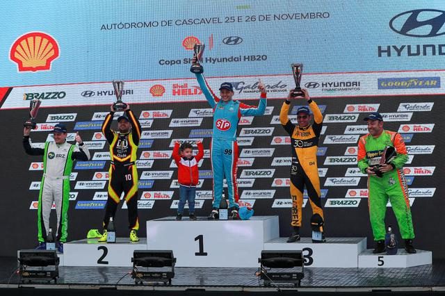 Uli Dias gana el podio con D4U Immigration en la carrera 1 de la Copa Shell HB20 en Cascavel