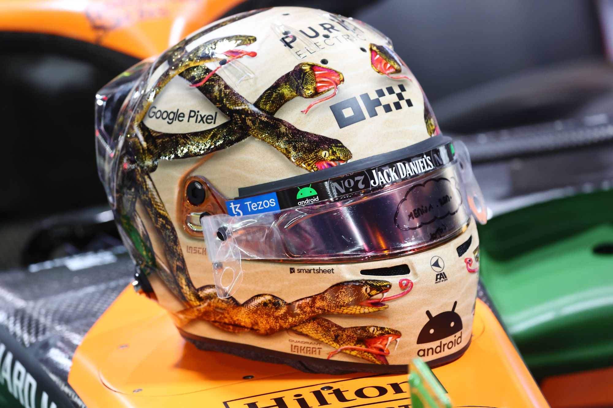F1: Joker, Cobra y Deadpool;  Los pilotos exhiben cascos temáticos en el GP de Las Vegas