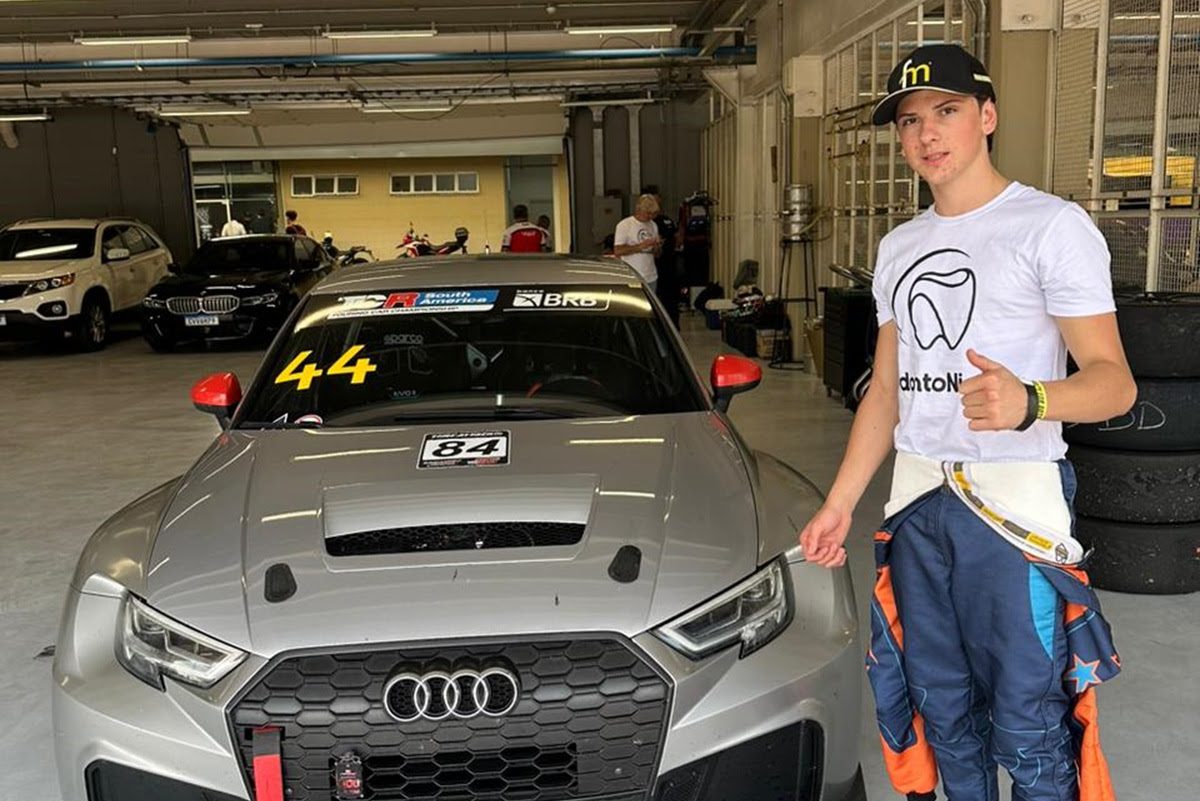 Mayke Naderer acelera por primera vez un coche de carreras con un test del Audi TCR en Interlagos