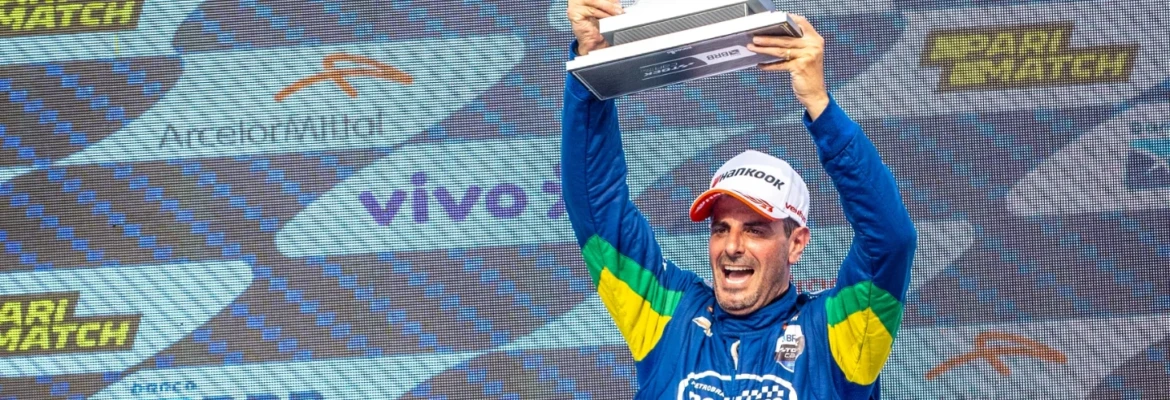 Campos luta pela vitória até o fim e vai ao pódio na decisão da Stock Car em Interlagos