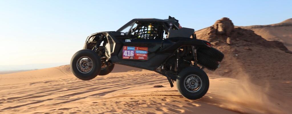 Depois de sufoco com piratas, brasileiros mostram novo carro no Dakar