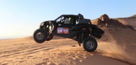 Depois de sufoco com piratas, brasileiros mostram novo carro no Dakar