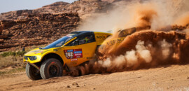 Marcos Baumgart e Kleber Cincea auxiliam Lucas Moraes após acidente em especial do Dakar