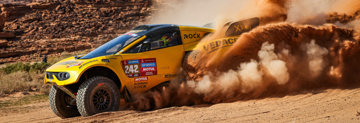 Marcos Baumgart e Kleber Cincea auxiliam Lucas Moraes após acidente em especial do Dakar