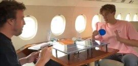 F1: Assista ao duelo de ping pong entre Russell e Alonso nas alturas