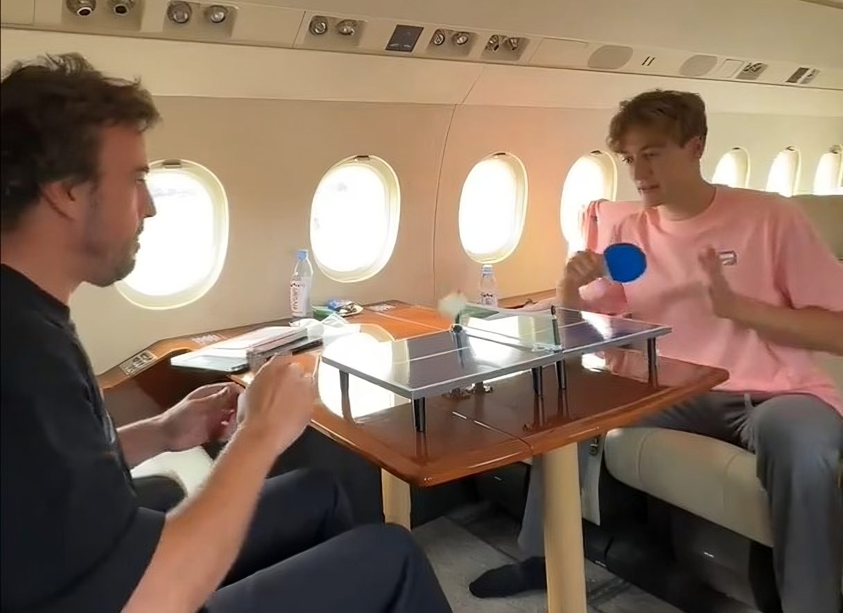 F1: Assista ao duelo de ping pong entre Russell e Alonso nas alturas