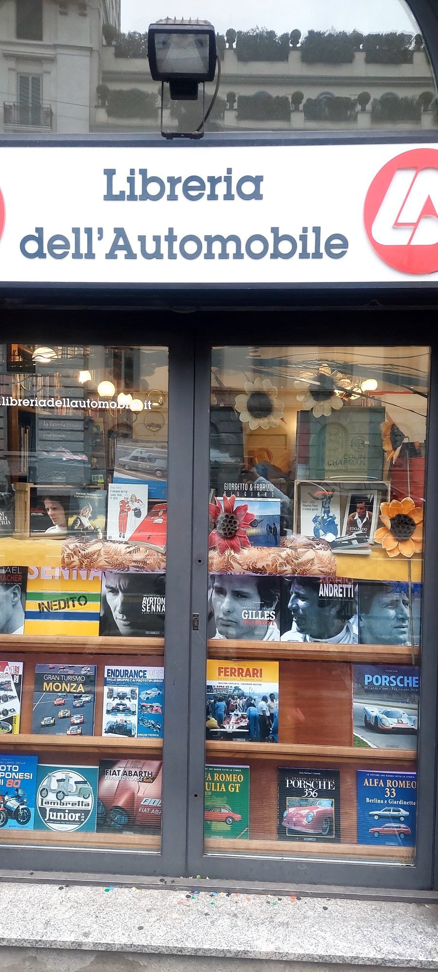 Conheça a livraria exclusiva sobre esporte a motor na Itália