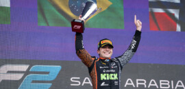 F2: Enzo Fittipaldi faz ultrapassagem dupla, vence em Jeddah e dedica triunfo a Wilsinho Fittipaldi
