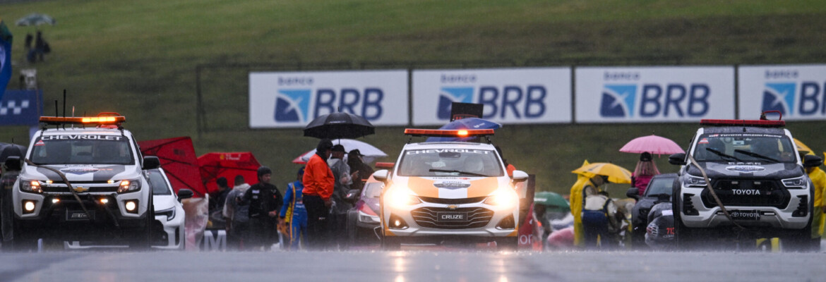 Sob chuva incessante, Stock Car suspende corrida no Velocitta