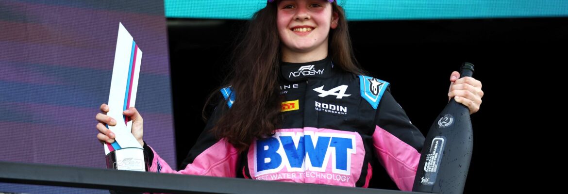 Abbi Pulling herda vitória na F1 Academy após penalidade de Doriane Pin Abbi Pulling herda vitória na F1 Academy após penalidade de Doriane Pin