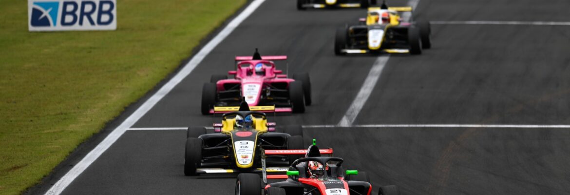 Jovens kartistas disputam prêmio na Fórmula 4 Brasil