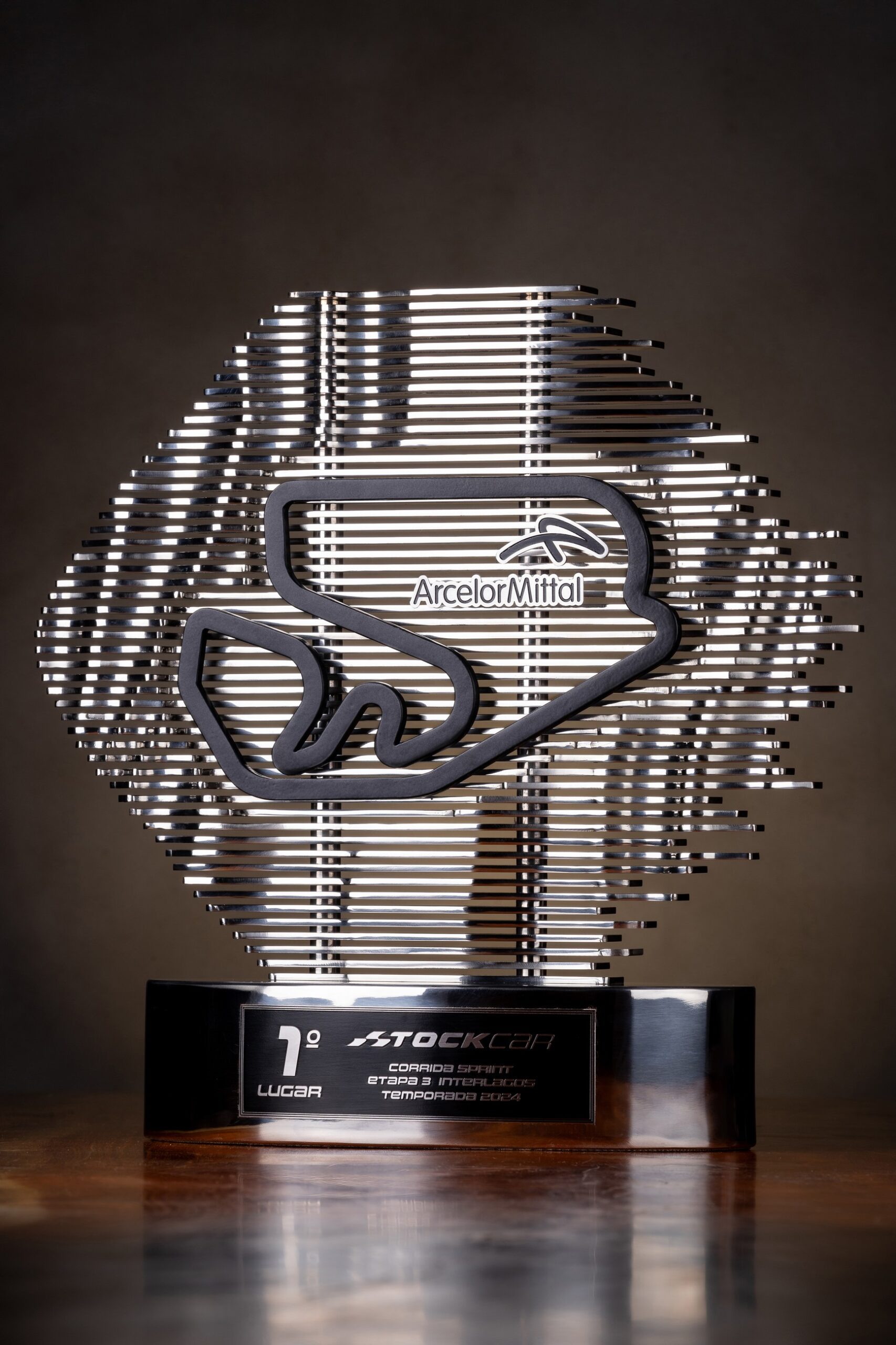 ArcelorMittal, Stock Car e Play For a Cause realizam leilão da réplica de troféu do vencedor em Interlagos