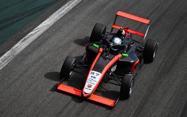 Fiorentino assume ponta na largada e vence corrida 1 da F4 Brasil em Interlagos