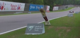 Boneca cai de passarela e fica na pista durante GP do Alabama da Indy