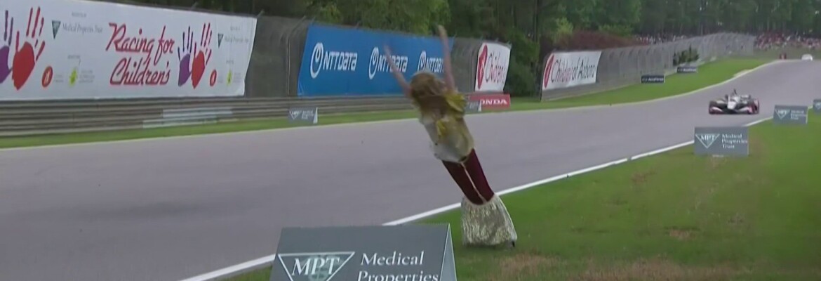 Boneca cai de passarela e fica na pista durante GP do Alabama da Indy