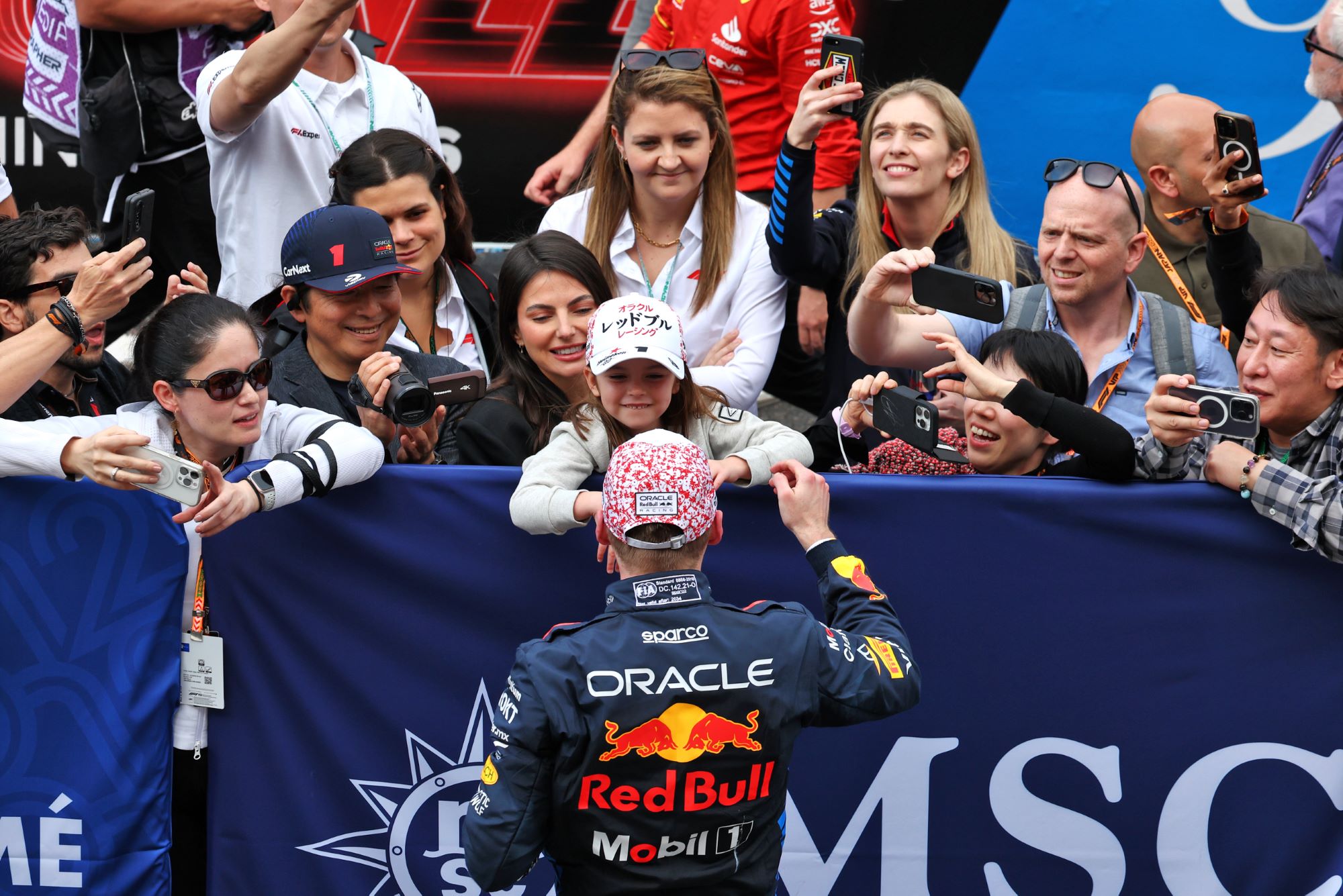 Kelly Piquet e sua filha torcem por Max Verstappen