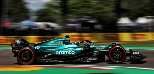 F1: Aston Martin “lisonjeada” com rumores de Newey na equipe