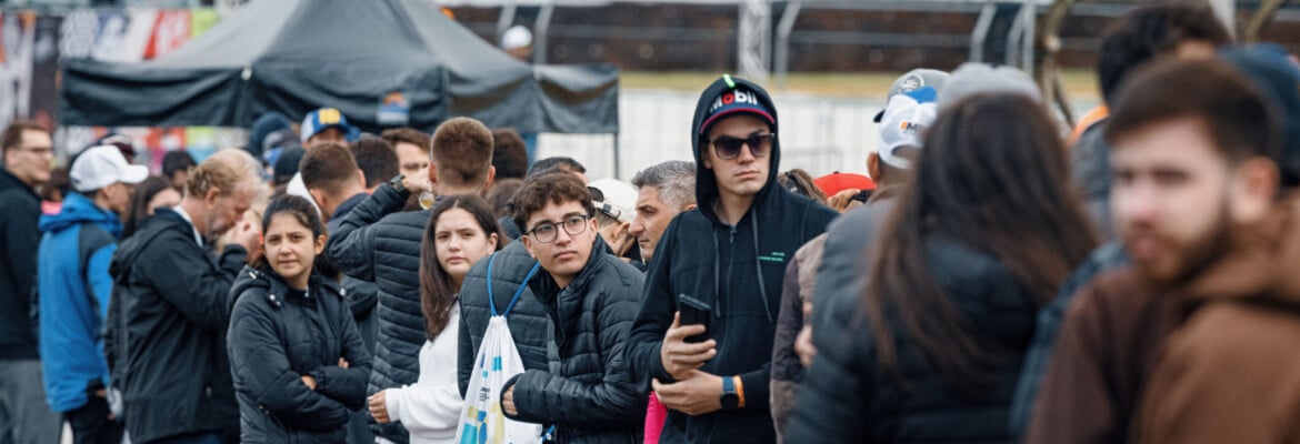 Público aproveita visitação em Cascavel para se aproximar dos pilotos da Stock Car