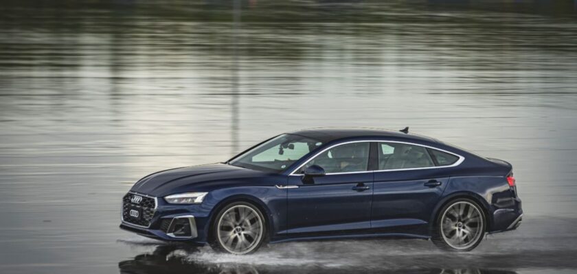 Novos Audi A4 e A5 ganham tração quattro e ficam mais rápidos Audi A5 na pista molhada