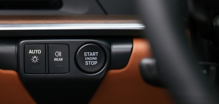 Primeiro Porsche 911 híbrido é apresentado e virá ao Brasil Botão lado esquerdo