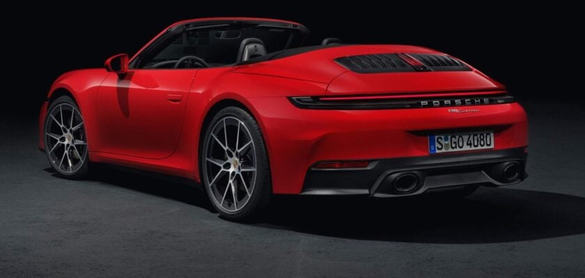 Primeiro Porsche 911 híbrido é apresentado e virá ao Brasil Traseira do Porsche 911 Carrera Cabriolet