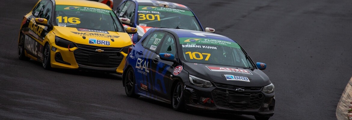 Kuhn e Cardoso celebram vitória na Corrida 5 da Turismo Nacional