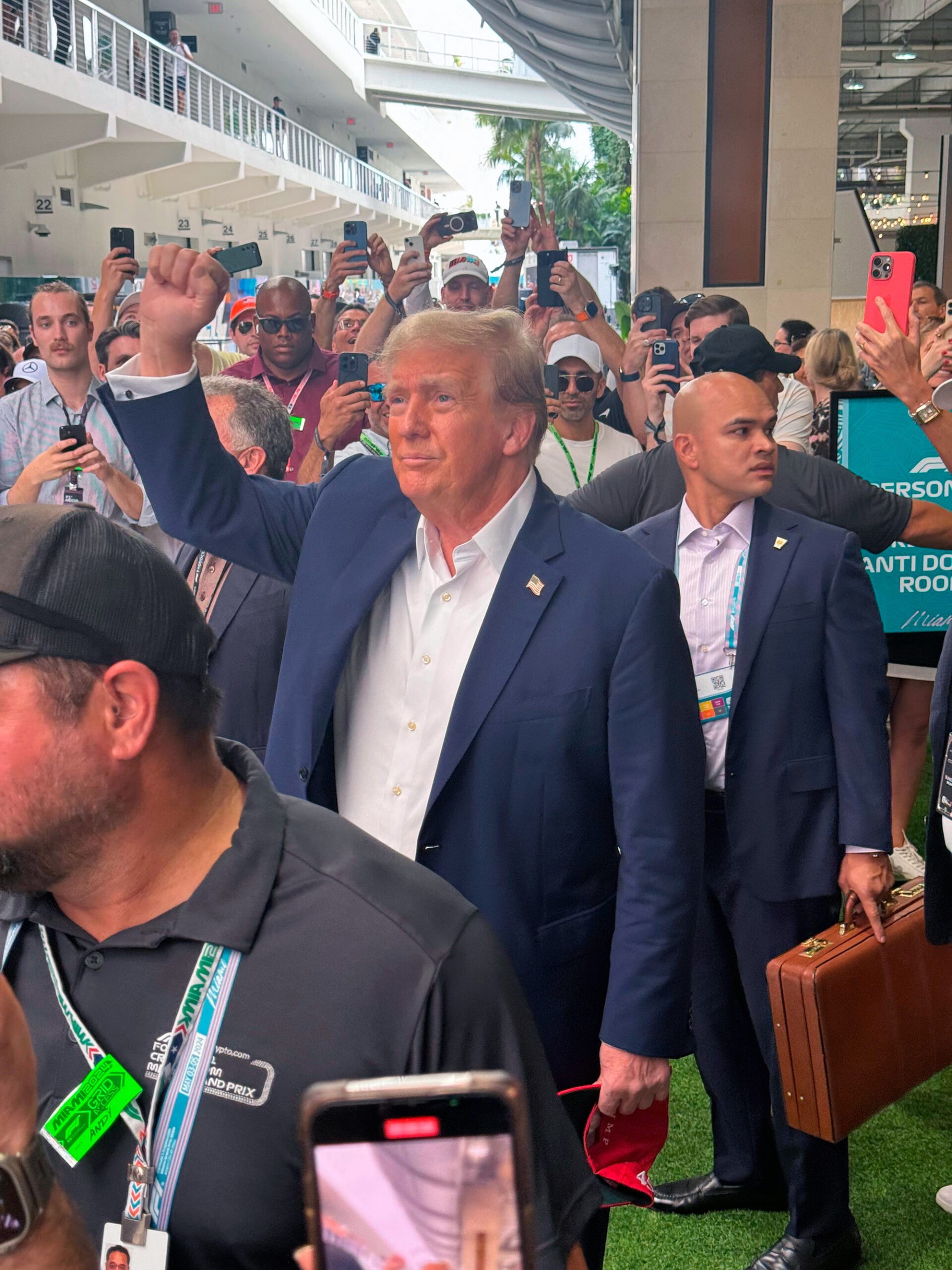F1: Trump se envolve em confusão durante visita à fábrica da Ford antes da apresentação do RB22