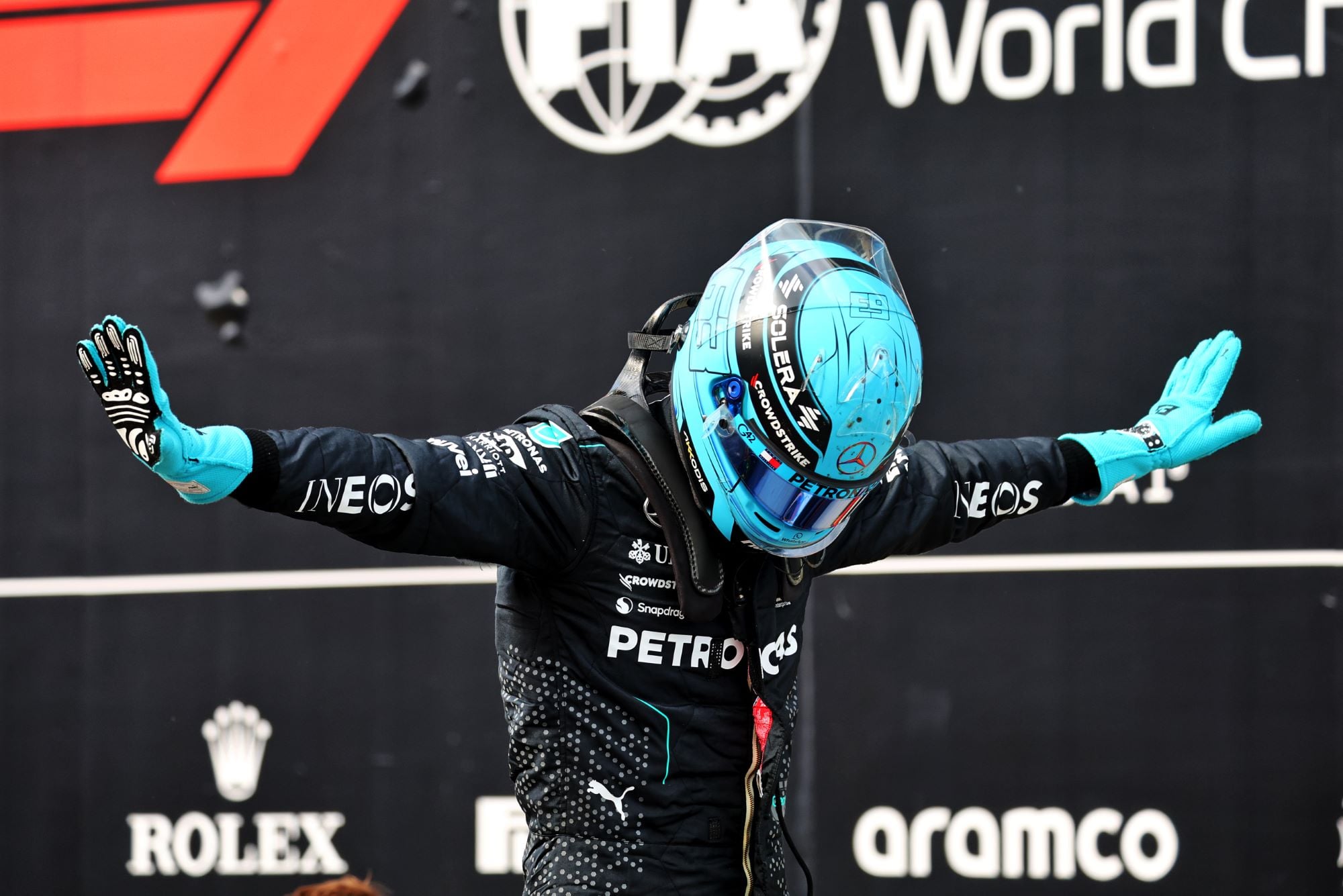F1: George Russell revela origem da viral “Pose em T” na Mercedes