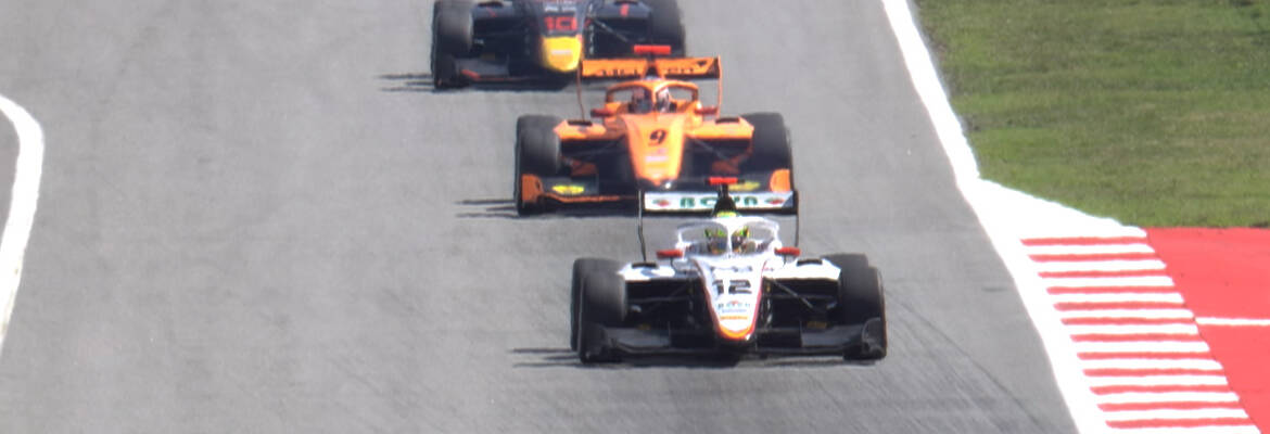 F3: Boya aproveita incidente, segura Dunne e vence corrida 1 em Barcelona