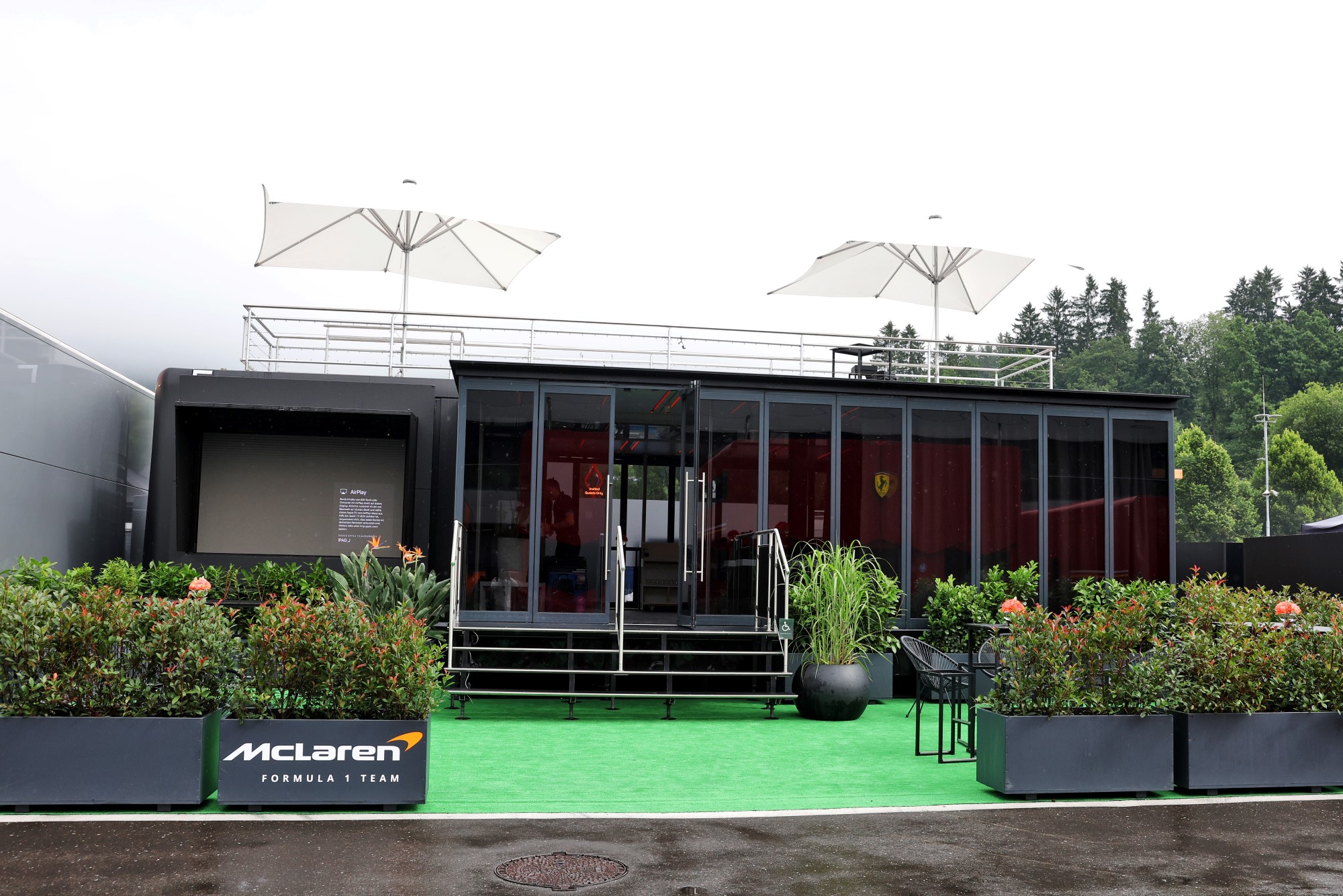 F1: McLaren aluga hospitality na Áustria depois de incêndio no GP da Espanha F1: McLaren aluga hospitality na Áustria depois de incêndio no GP da Espanha