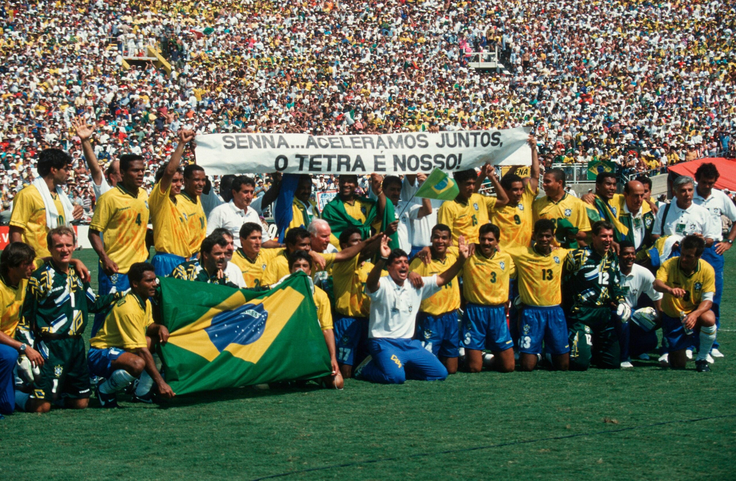 Relembre a homenagem da Seleção Brasileira a Ayrton Senna nos 30 anos do tetra Seleção Brasileira
