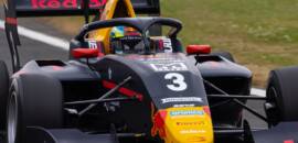 Lindblad vence prova caótica e “varre” final de semana da F3 em Silverstone