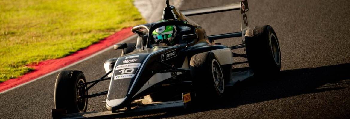 Com boas ultrapassagens em corridas de recuperação, Matheus Ferreira conquista dois top-10 em Mugello na F4 Italiana