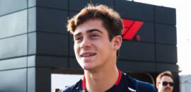 F1: Colapinto brinca com merchandise da Williams e se arrepende: “Vão me matar por isso”