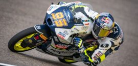 Moto3: Veijer quebra recorde de Silverstone, cai no fim, mas é líder