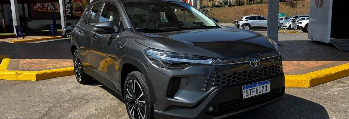 Como é guiar o Toyota Corolla Cross híbrido por 1.200 km?