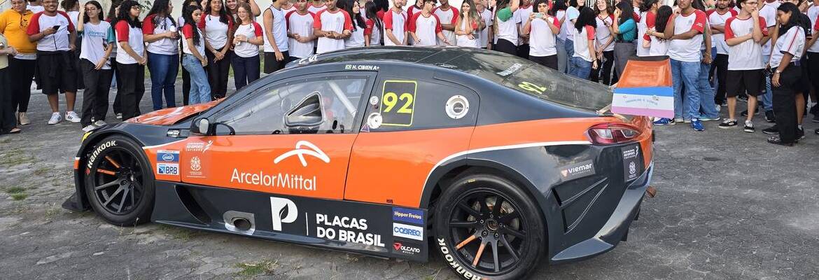 Hugo Cibien, piloto da Stock Series, participa de palestra para alunos da rede estadual da Grande Vitória