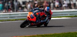 Moto2: Ogura voa e marca pole na Inglaterra; Moreira surpreende e é 3º