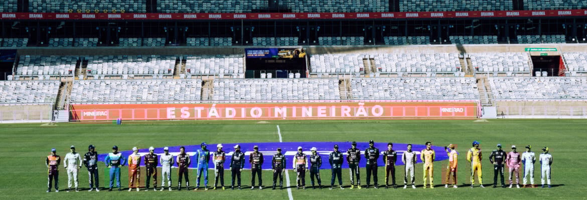 Pilotos da Stock Car vivem “dia de boleiro” e entram em campo no Mineirão