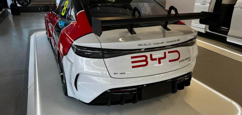 BYD exibe Seal preparado para corrida no Festival Interlagos Traseira do Seal