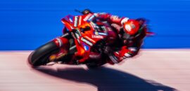 MotoGP: Bagnaia quebra recorde e crava pole 0s214 na frente de Martín