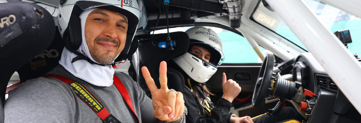 Bassani dá carona para Romulo Estrela em ação promocional do lançamento de Transformers: O Início