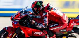 MotoGP: Bagnaia quebra recorde de Misano e é pole; Márquez cai