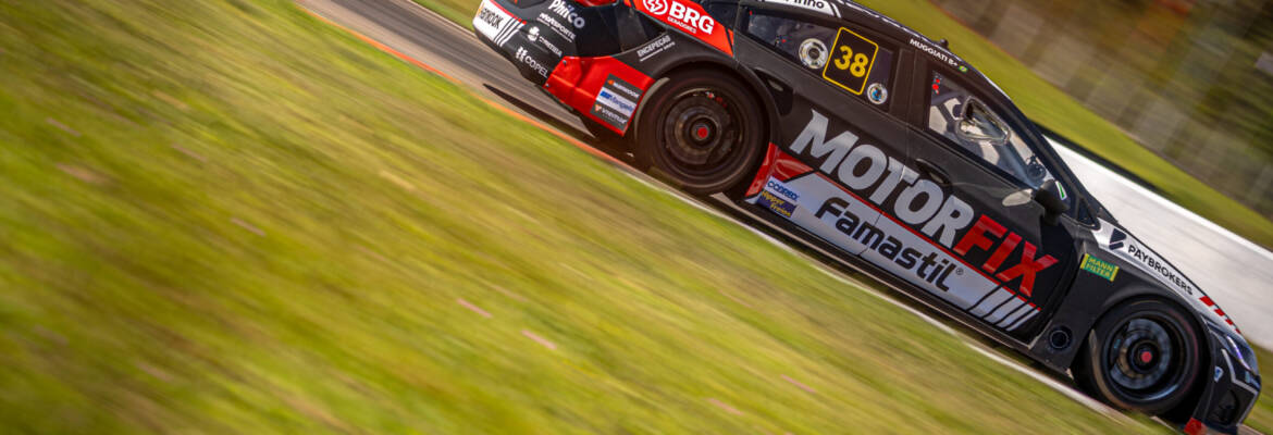 Muggiati segura grandes nomes da Stock Car e conquista primeiro pódio na categoria