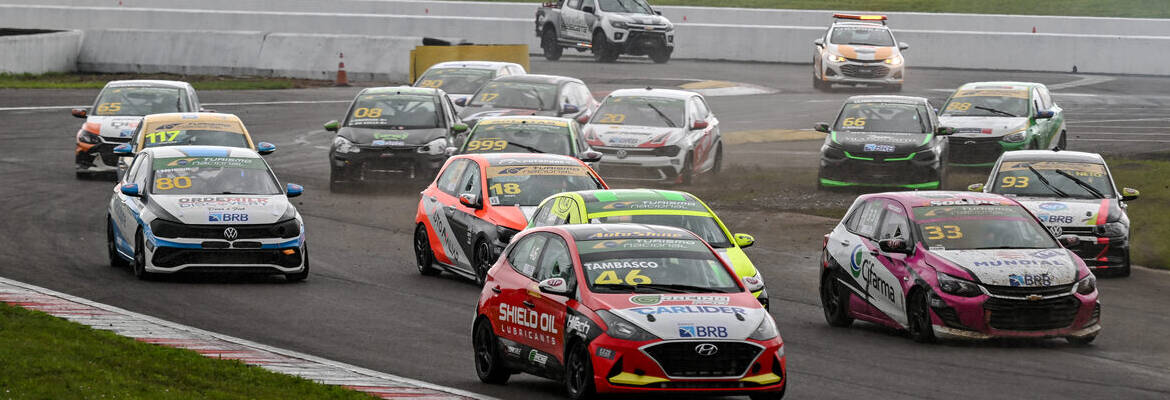 Chuva e disputas intensas ditam o ritmo do sábado da Turismo Nacional