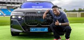 Como é guiar o BMW i7, o carro do Vini Jr