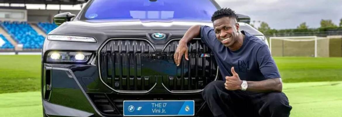 Como é guiar o BMW i7, o carro do Vini Jr