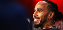 F1: Hamilton usa traje vermelho para praticar snowboard e anima fãs da Ferrari